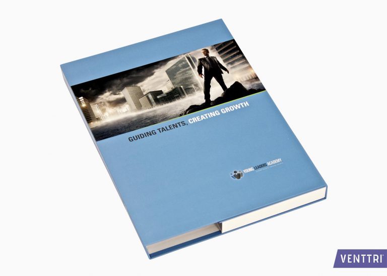 Box file with magnet clasp